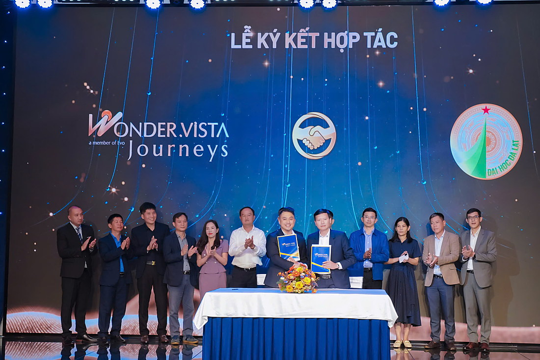Hai bên trao văn kiện hợp tác sau lễ ký kết